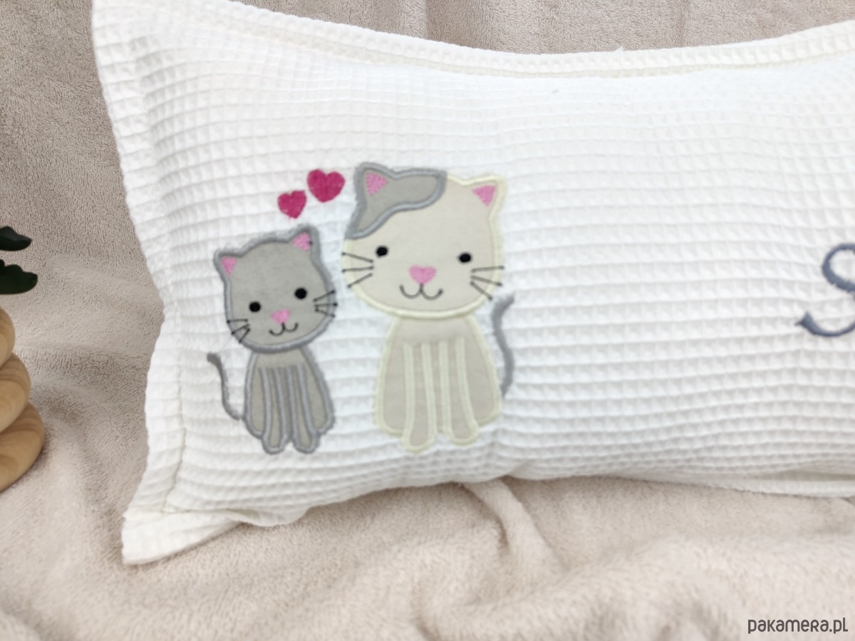 poduszki do pokoju dziecka Personalizowany prezent dla dziecka - imienna poduszka z kotkami 1