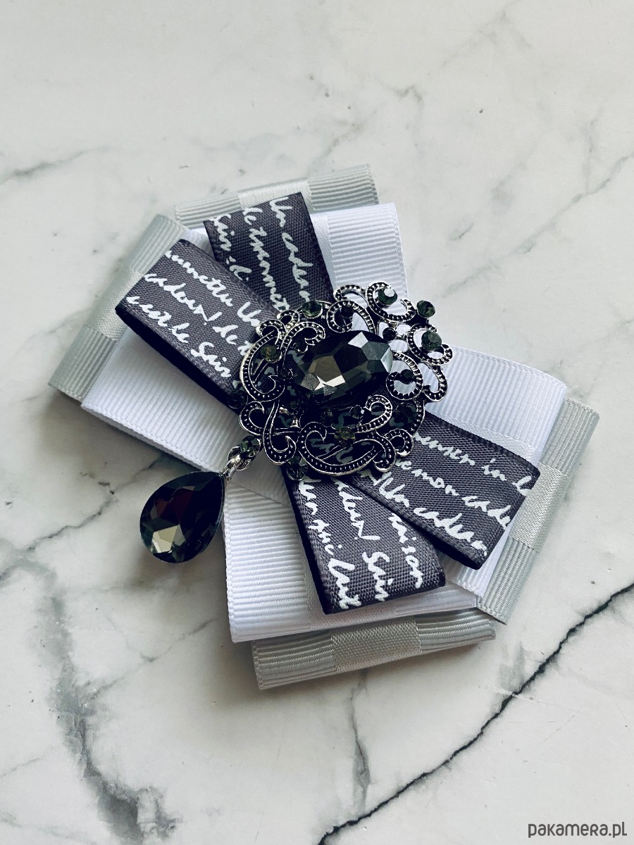 broszki Brosza Black & White z szarą kryształową ozdobą   NEW 8