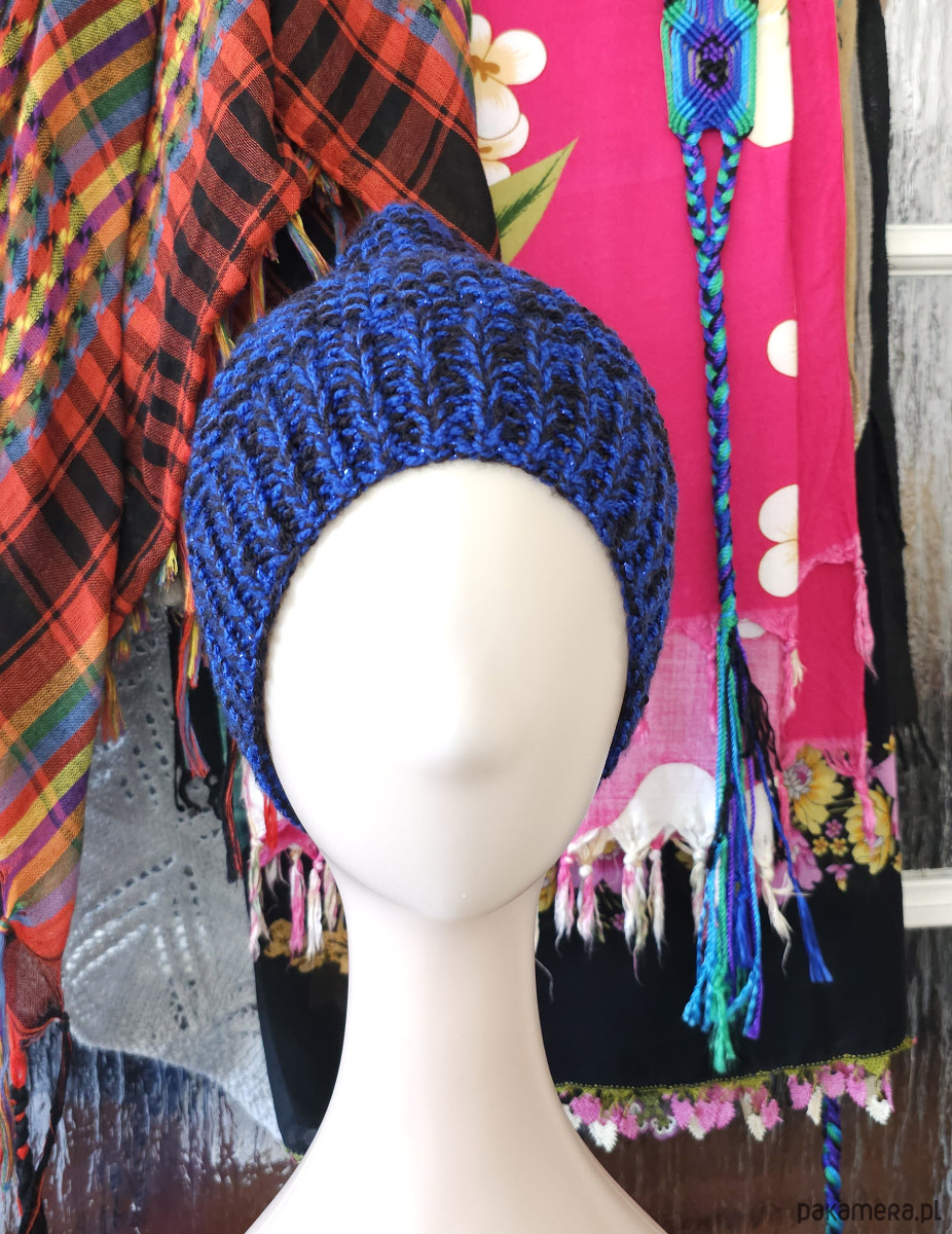 czapki damskie 6929 Czapka Zimowa w Kolorze Królewskiego Granatu i Czerni 1