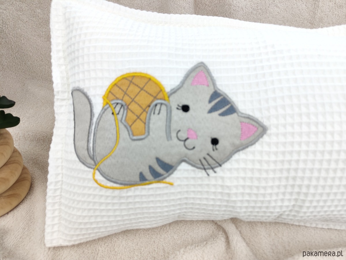 poduszki do pokoju dziecka Personalizowany prezent dla dziecka - imienna poduszka z kotkiem 1