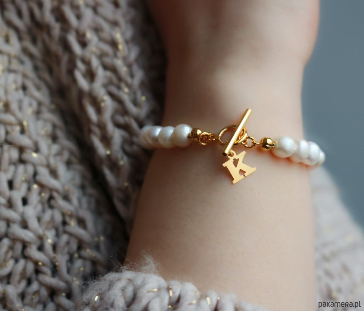 bransoletki złote Bransoletka perły naturalne z literką srebro 925 pozłacane 1