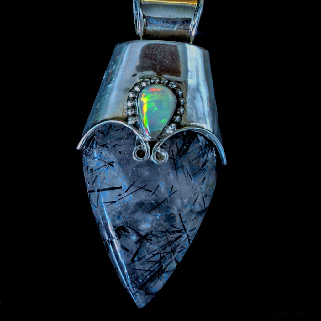 wisiory Kwarc z turmalinem i opal 1