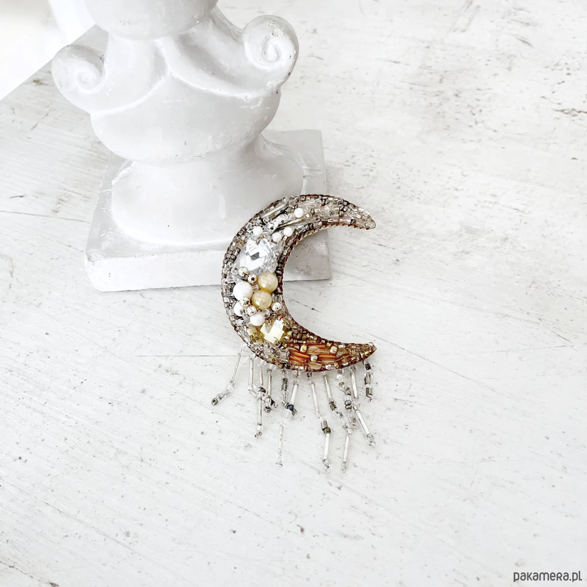 broszki Broszka KSIĘŻYC 3 ręcznie haftowana koraliki 1