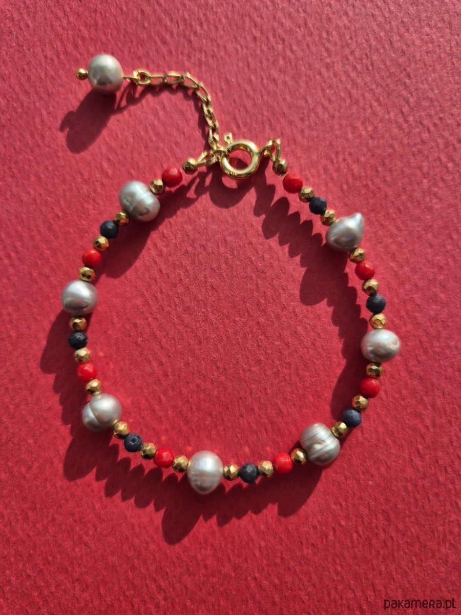 bransoletki z kamieni naturalnych Wzorzysta bransoletka z szarych pereł, korali, szafirów z zawieszką 1
