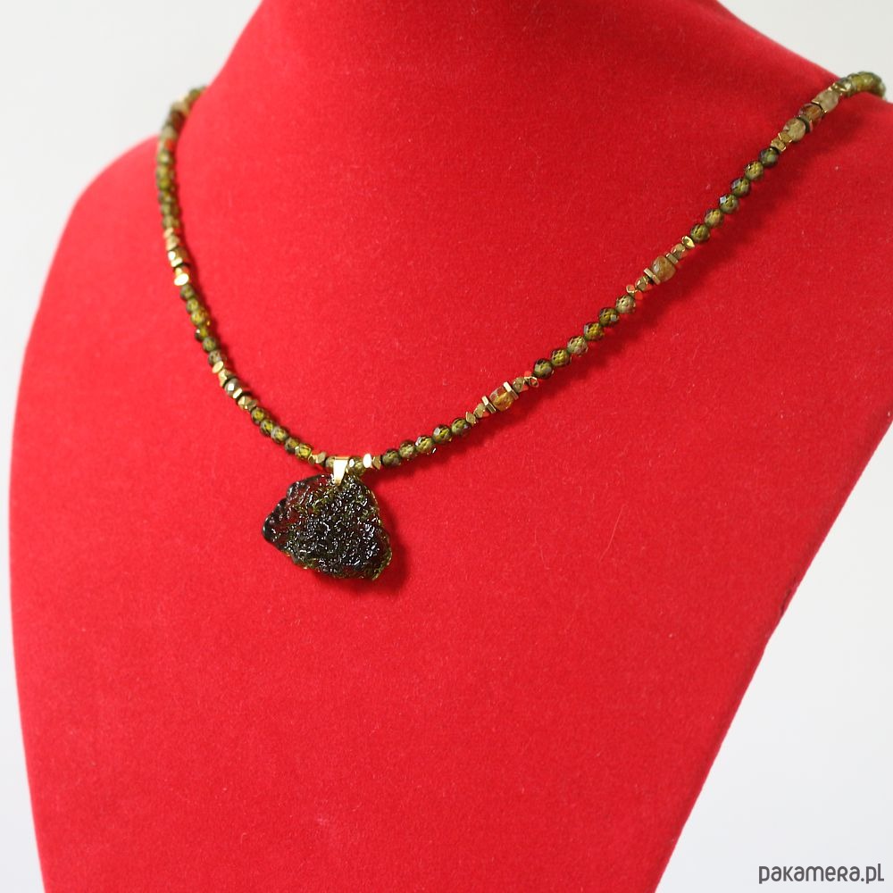 złote naszyjniki Naszyjnik z mołdawitem, oliwinem, tsaworytem, jadeitem 1