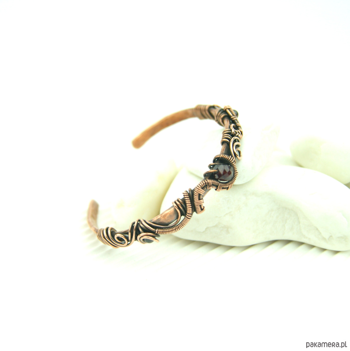 bransoletki wire wrapping Miedziana bransoleta mankietowa z granatem 5