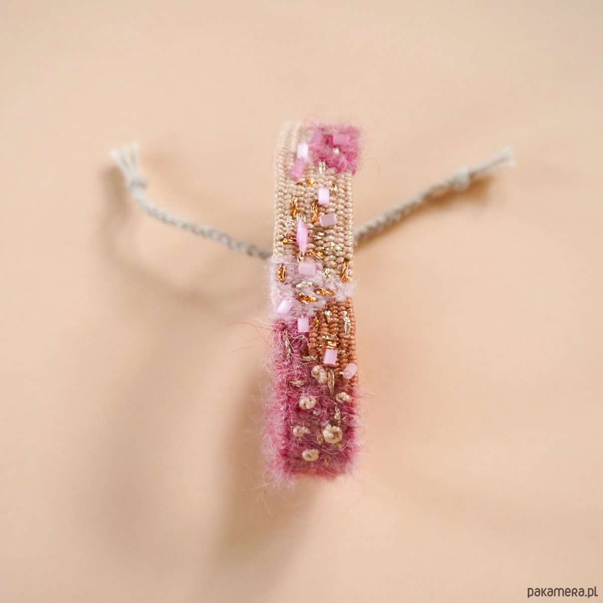 bransoletki na sznurku Włóczkowa bransoletka handmade z koralikami, wiązana na sznurku 1