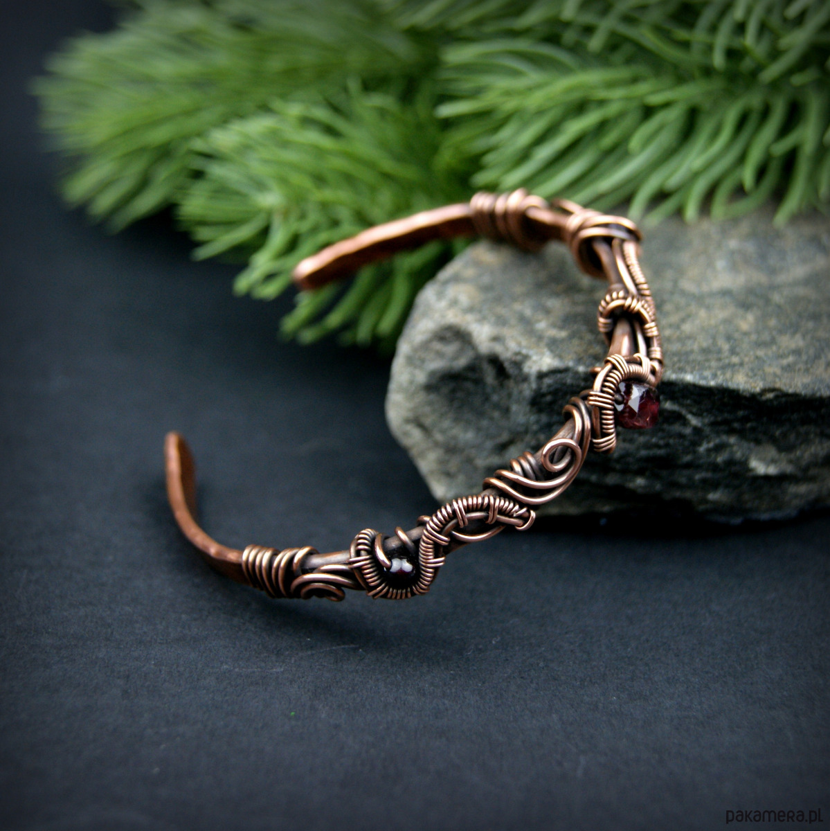 bransoletki wire wrapping Miedziana bransoleta mankietowa z granatem 8