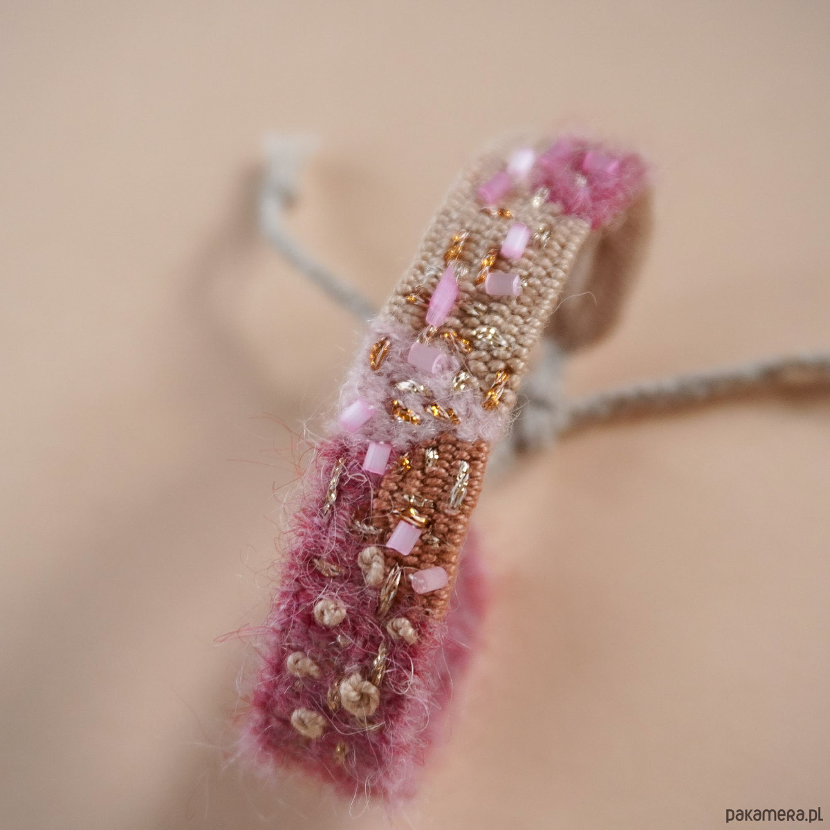 bransoletki na sznurku Włóczkowa bransoletka handmade z koralikami, wiązana na sznurku 5