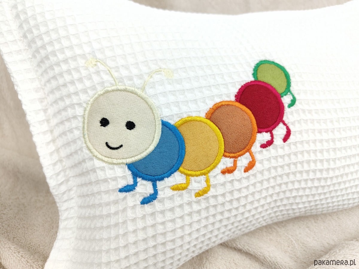 poduszki do pokoju dziecka Personalizowany prezent dla dziecka - imienna poduszka z gąsienicą 1