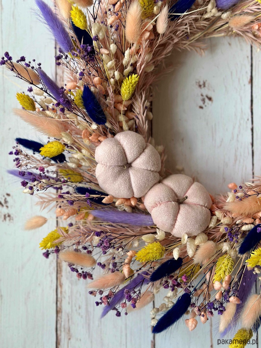 wianki Jesienny wianek z suszonych roślin z materiałowymi dyniami 4