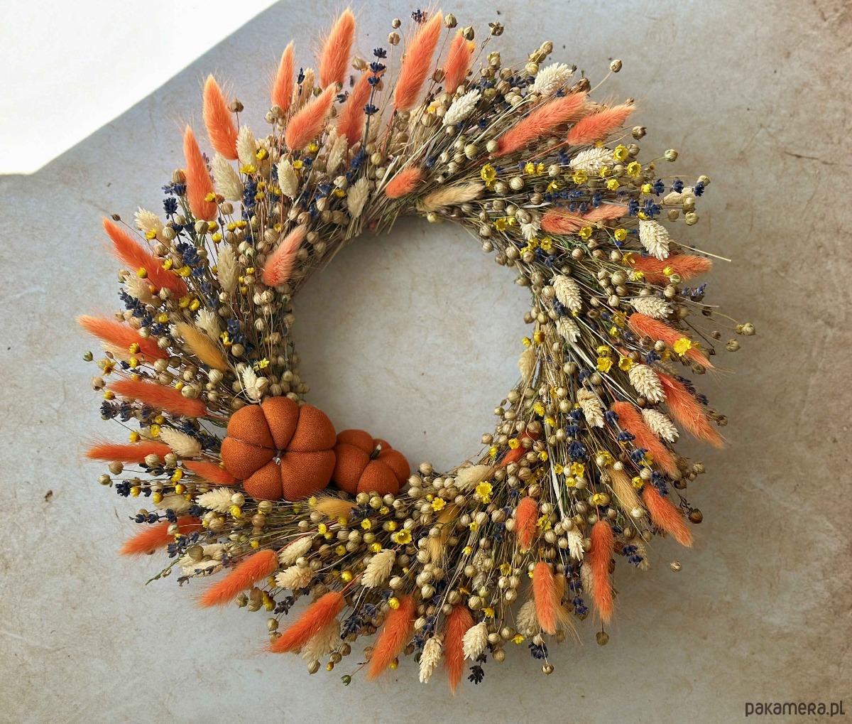 wianki Jesienny wianek z suszonych roślin z materiałowymi dyniami, wianek z lnu 1
