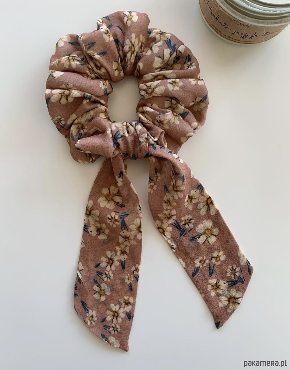 gumki do włosów Scrunchie Cintia w jasnym odcieniu brązu z kwiatuszkami 1