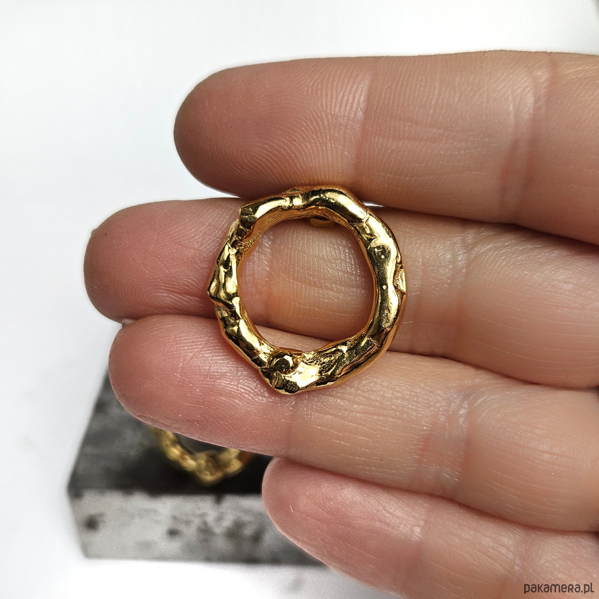 kolczyki pozłacane Nieregularne srebrne kolczyki kółka pozłacane sztyfty 1