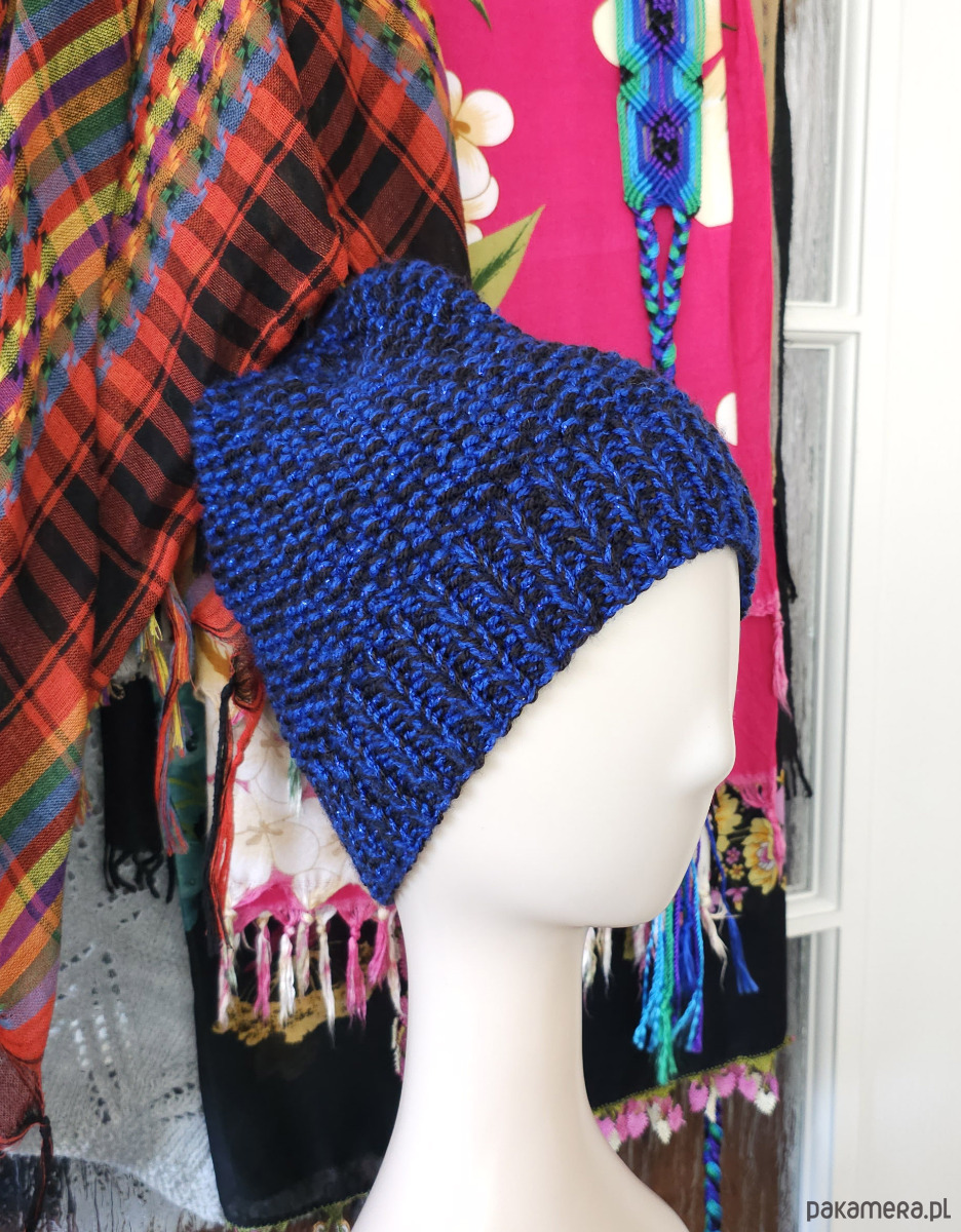 czapki damskie 6929 Czapka Zimowa w Kolorze Królewskiego Granatu i Czerni 4