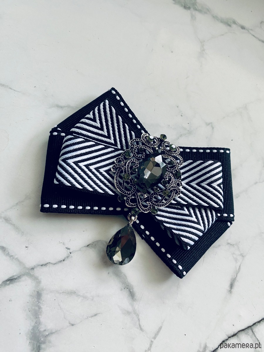 broszki Brosza Black & White z szarą kryształową ozdobą   NEW 6