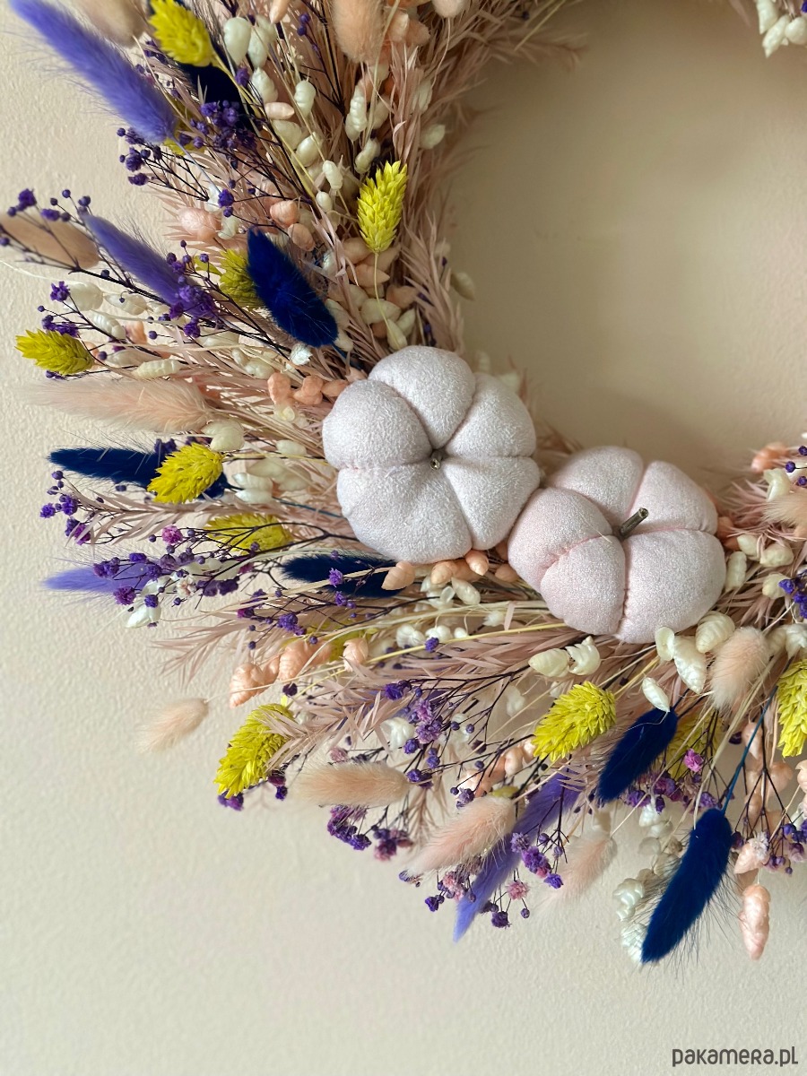 wianki Jesienny wianek z suszonych roślin z materiałowymi dyniami 5