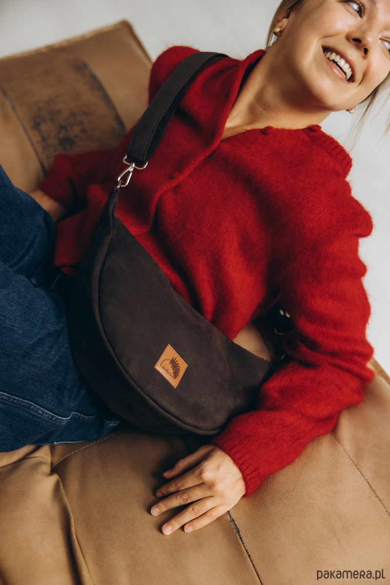 saszetka nerka Mini ROGALIK z nubuku ekologicznego w kolorze brunatnym 1