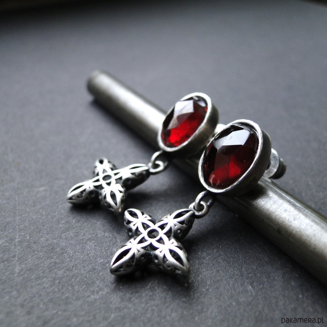 kolczyki srebrne Sztyfty Granaty z ażurem 2