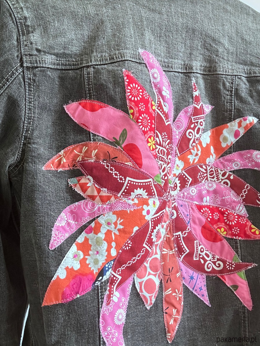 kurtki damskie Kurtka jeansowa z aplikacją Flower 3