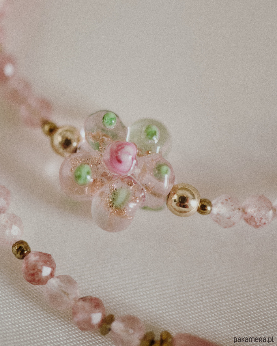złote naszyjniki Marletka, naszyjnik z kwarcem truskawkowym i kwiatem 3