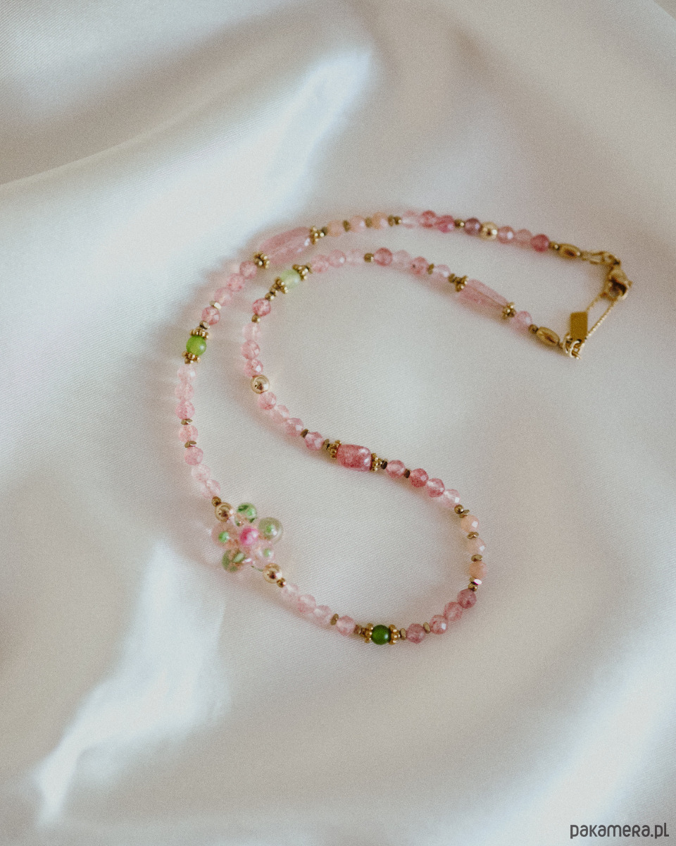 złote naszyjniki Marletka, naszyjnik z kwarcem truskawkowym i kwiatem 1