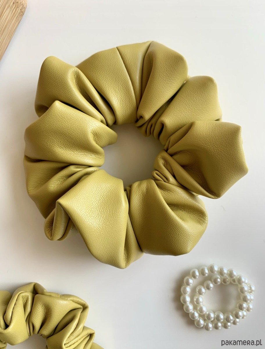 gumki do włosów Scrunchie Nelma z ekoskóry w energetycznym żółtym kolorze 1