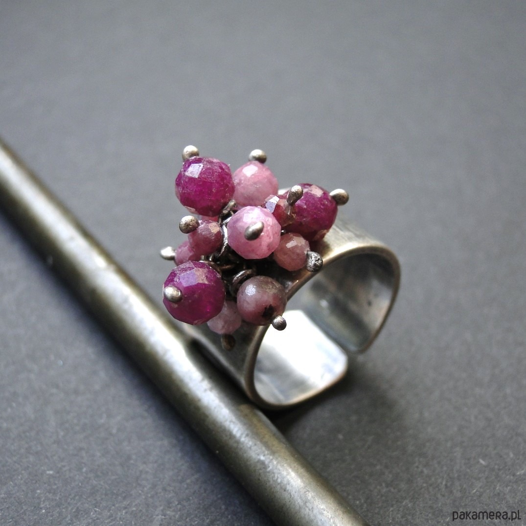 pierścionki srebrne Pierścień Wrzos z rubinami 2