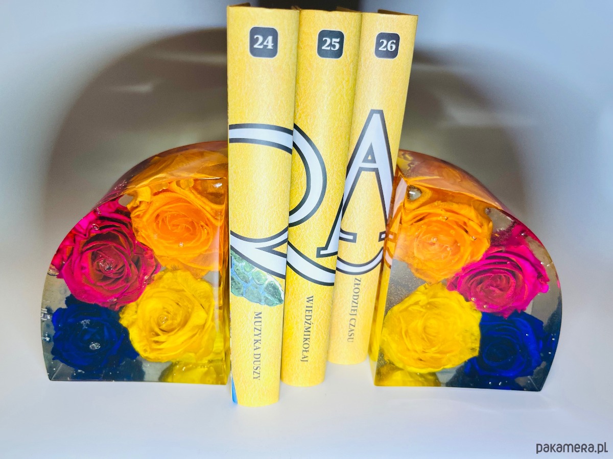 zakładki do książek Podpórki do książek  z żywicy z wiecznymi różami 1