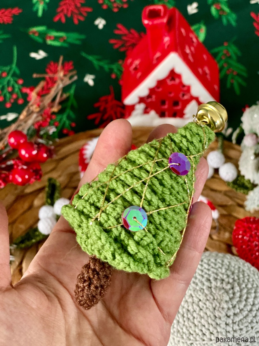dekoracje świąteczne Szydełkowe autko z choinką 3