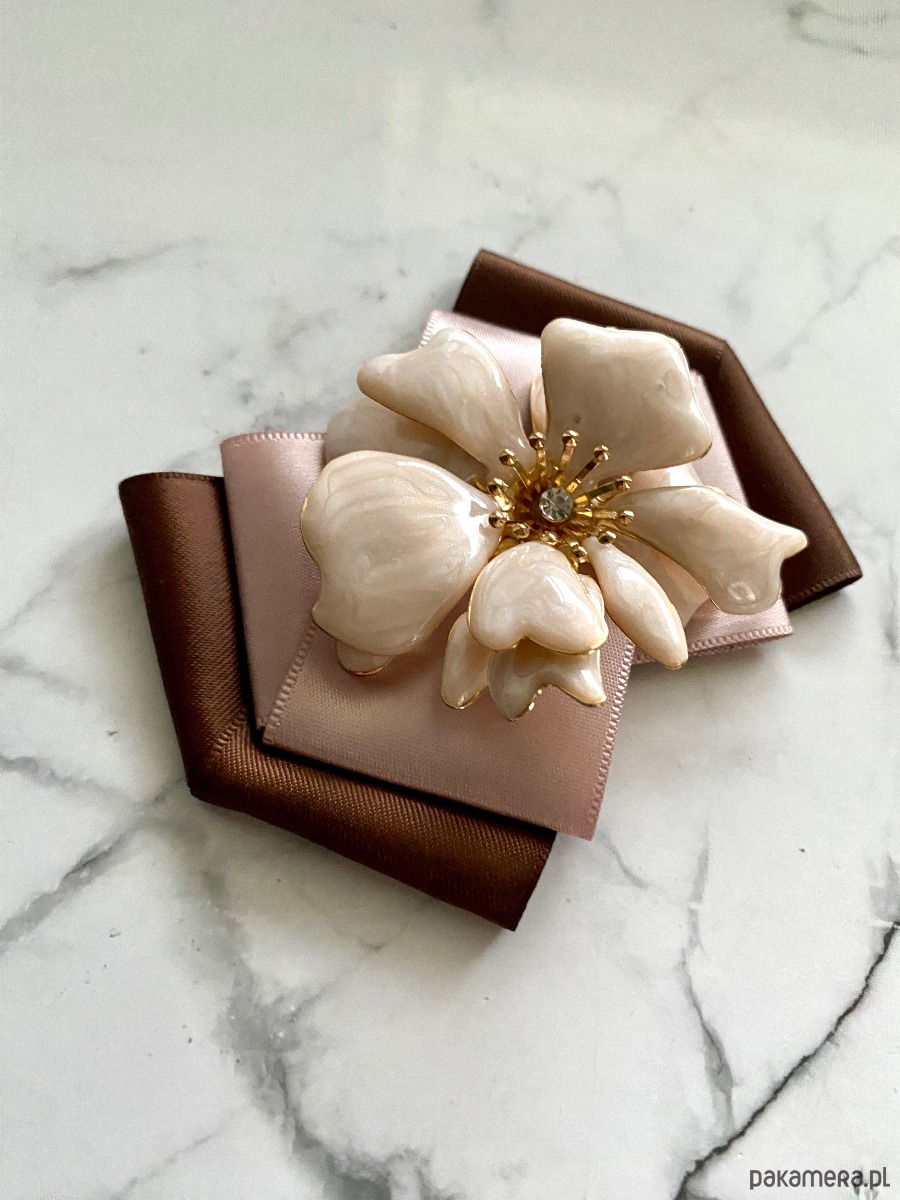 broszki Brosza  z niesamowitym perłowym Kwiatem 3d    NEW 1