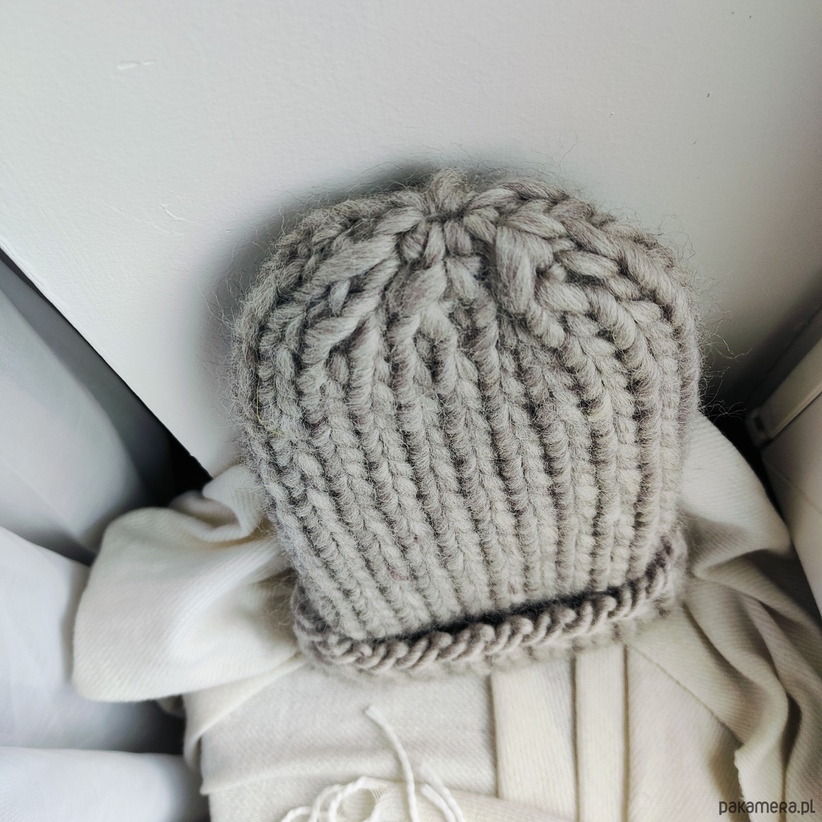 czapki damskie Wełniana czapka na drutach WOOLLY 2