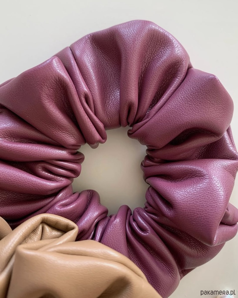 gumki do włosów Scrunchie Diana z ekoskóry w śliwkowym kolorze 3