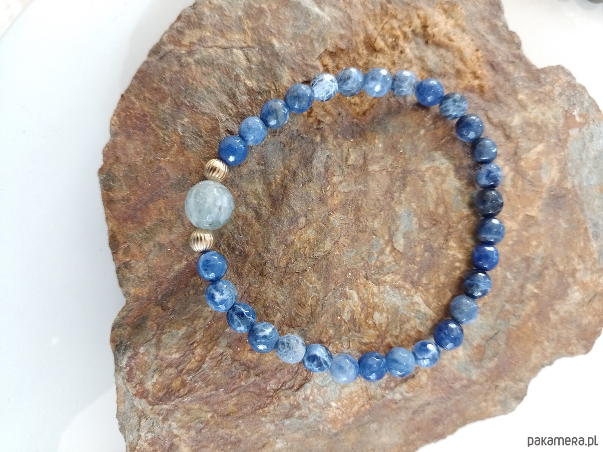 bransoletki z kamieni naturalnych Bransoletka z berylem-morganitem i sodolitem na gumce jubilerskiej. 1