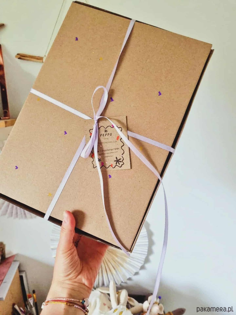 misie i maskotki Mała przytulanka w sweterku z plecakiem. 4