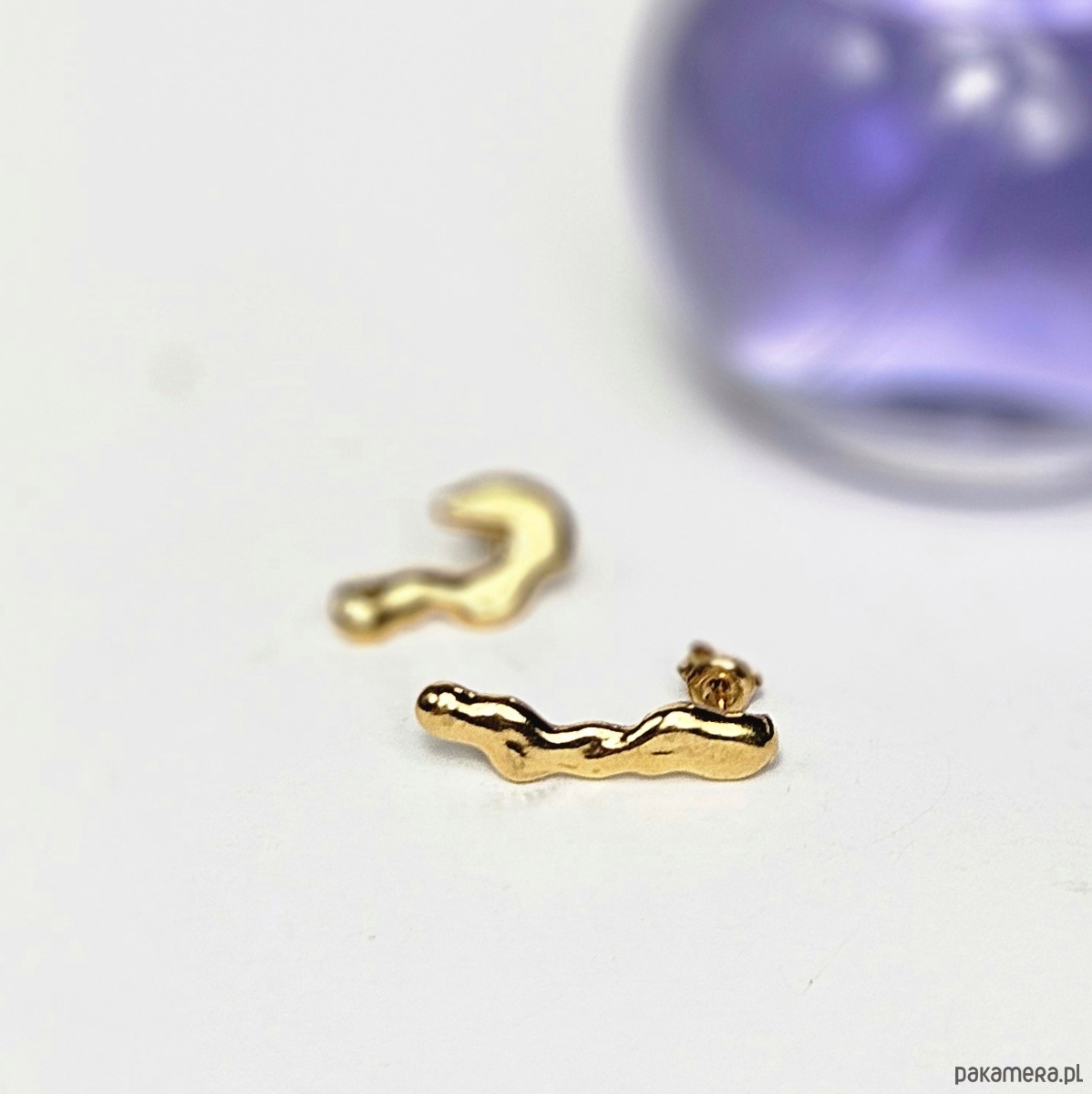 kolczyki pozłacane Asymetryczne organiczne kolczyki pozłacane  SMUGI 1