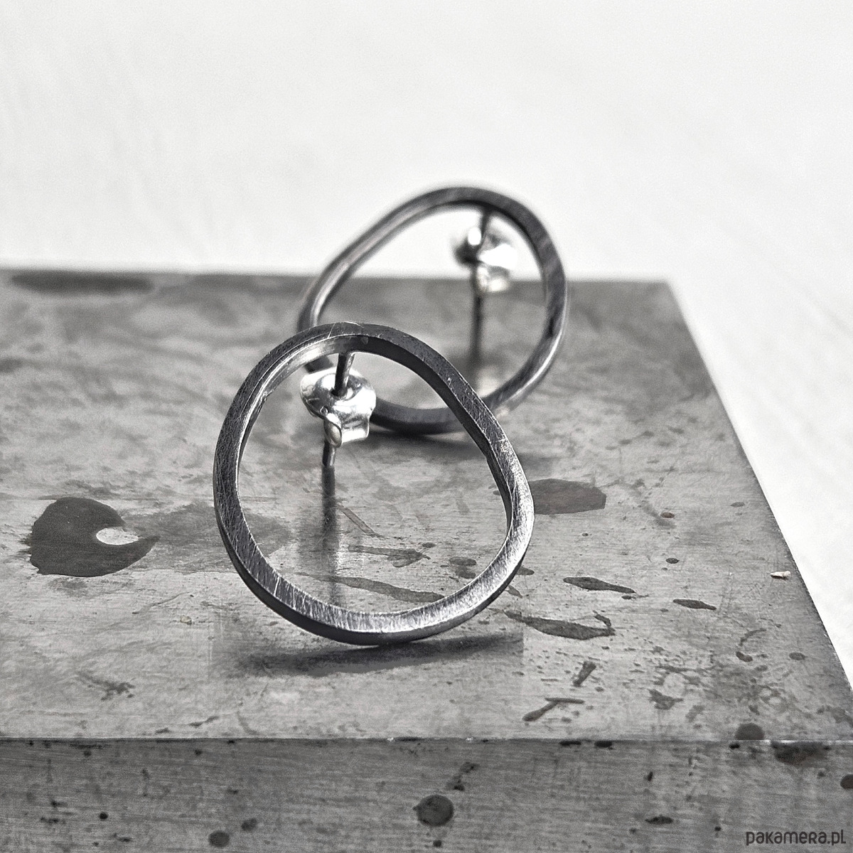 kolczyki srebrne Kolczyki małe srebrne czarne Fale o nieregularnym kształcie 2