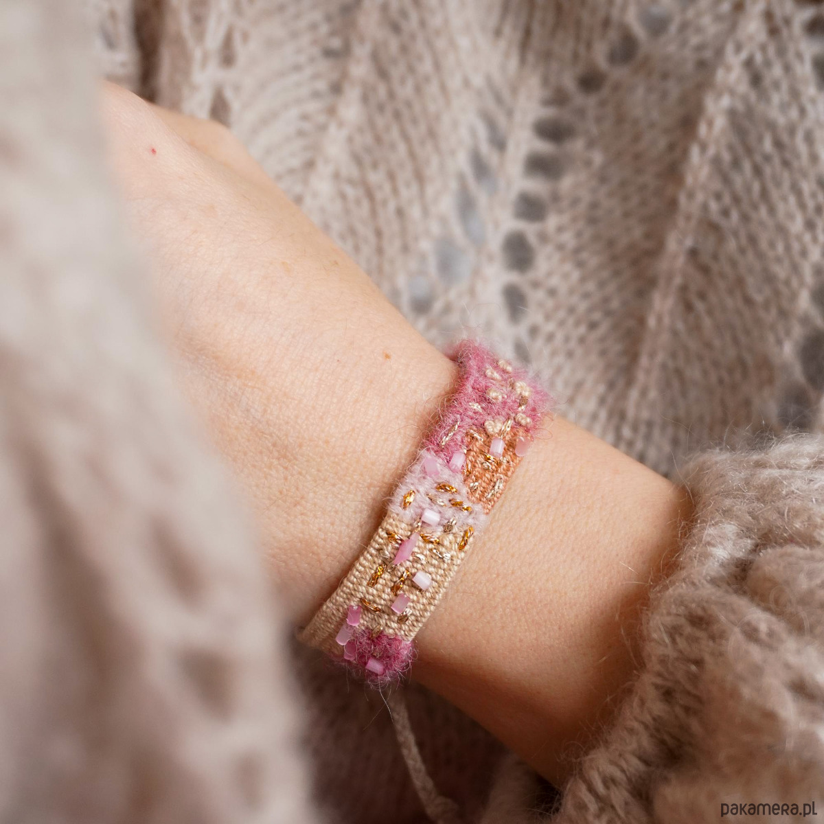 bransoletki na sznurku Włóczkowa bransoletka handmade z koralikami, wiązana na sznurku 2