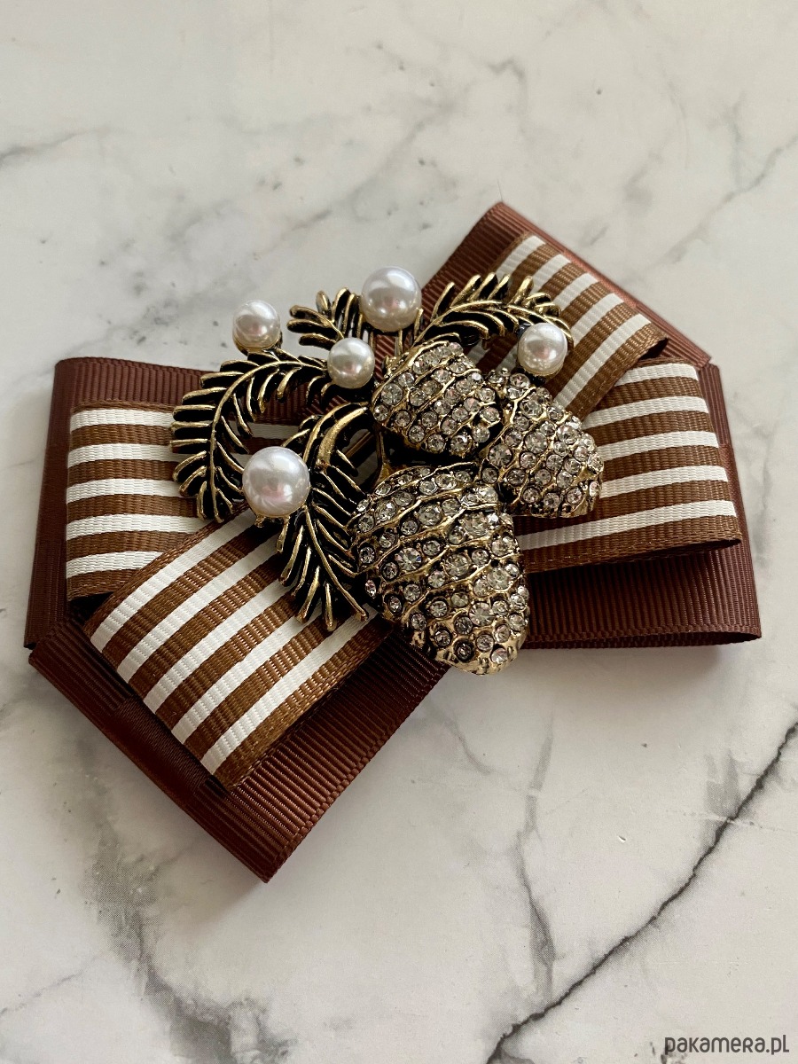 broszki Brosza z okazałymi żołędziami z perłami New Jesień Żołądź 2