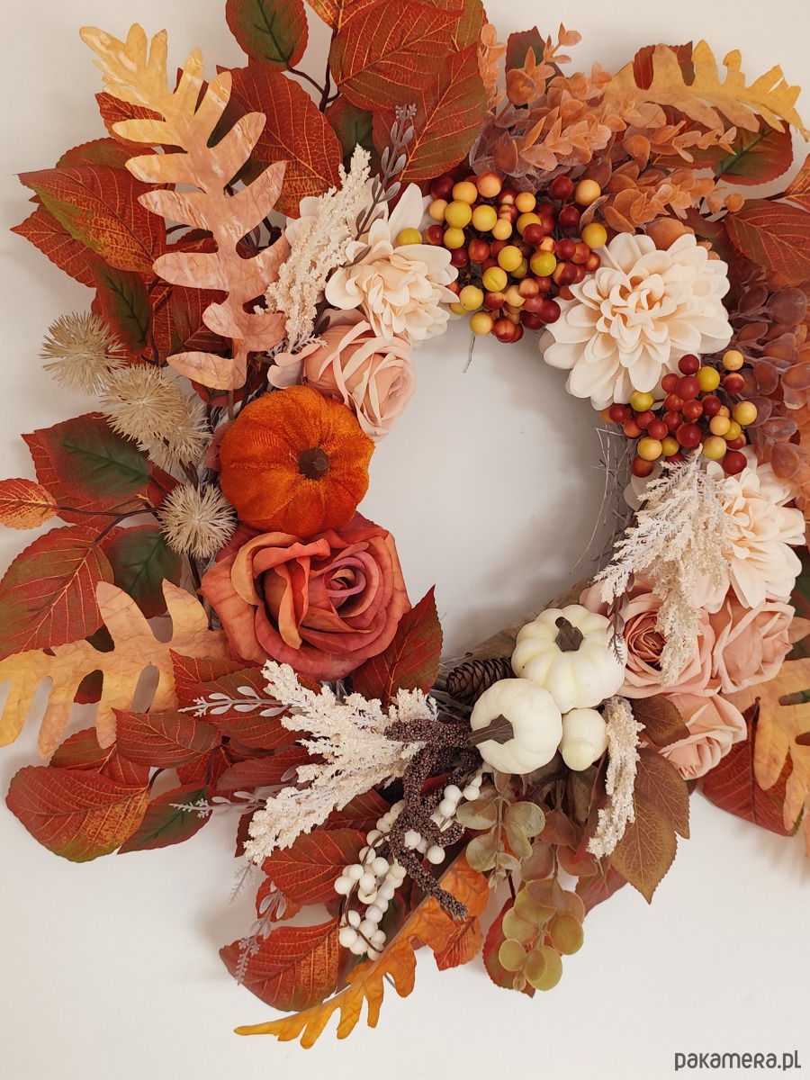 wianki Wianek jesienny z dynią i sztucznymi kwiatami, dekoracja drzwi 4