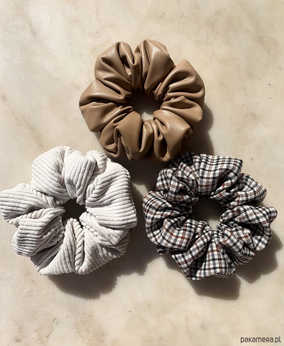 gumki do włosów Scrunchie Megha z ekoskóry w karmelowym kolorze 2