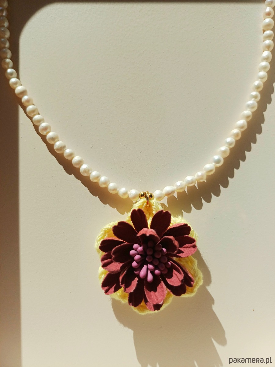 naszyjniki - inne Naszyjnik z pereł naturalnych i aplikacją - kwiatem 4