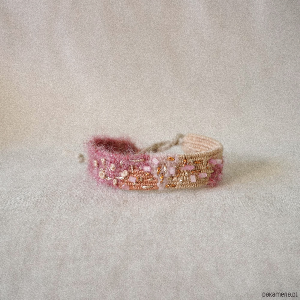 bransoletki na sznurku Włóczkowa bransoletka handmade z koralikami, wiązana na sznurku 4