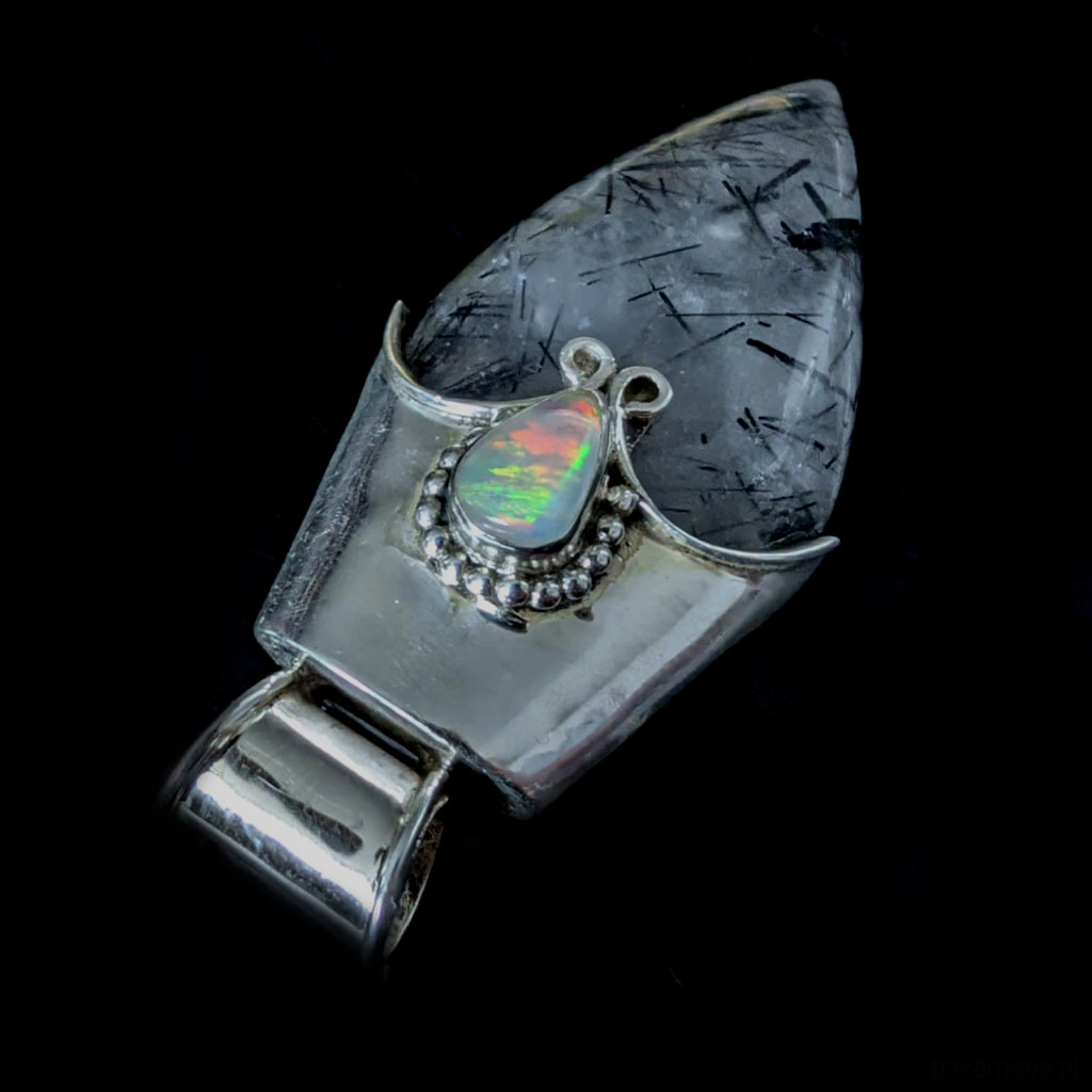 wisiory Kwarc z turmalinem i opal 2