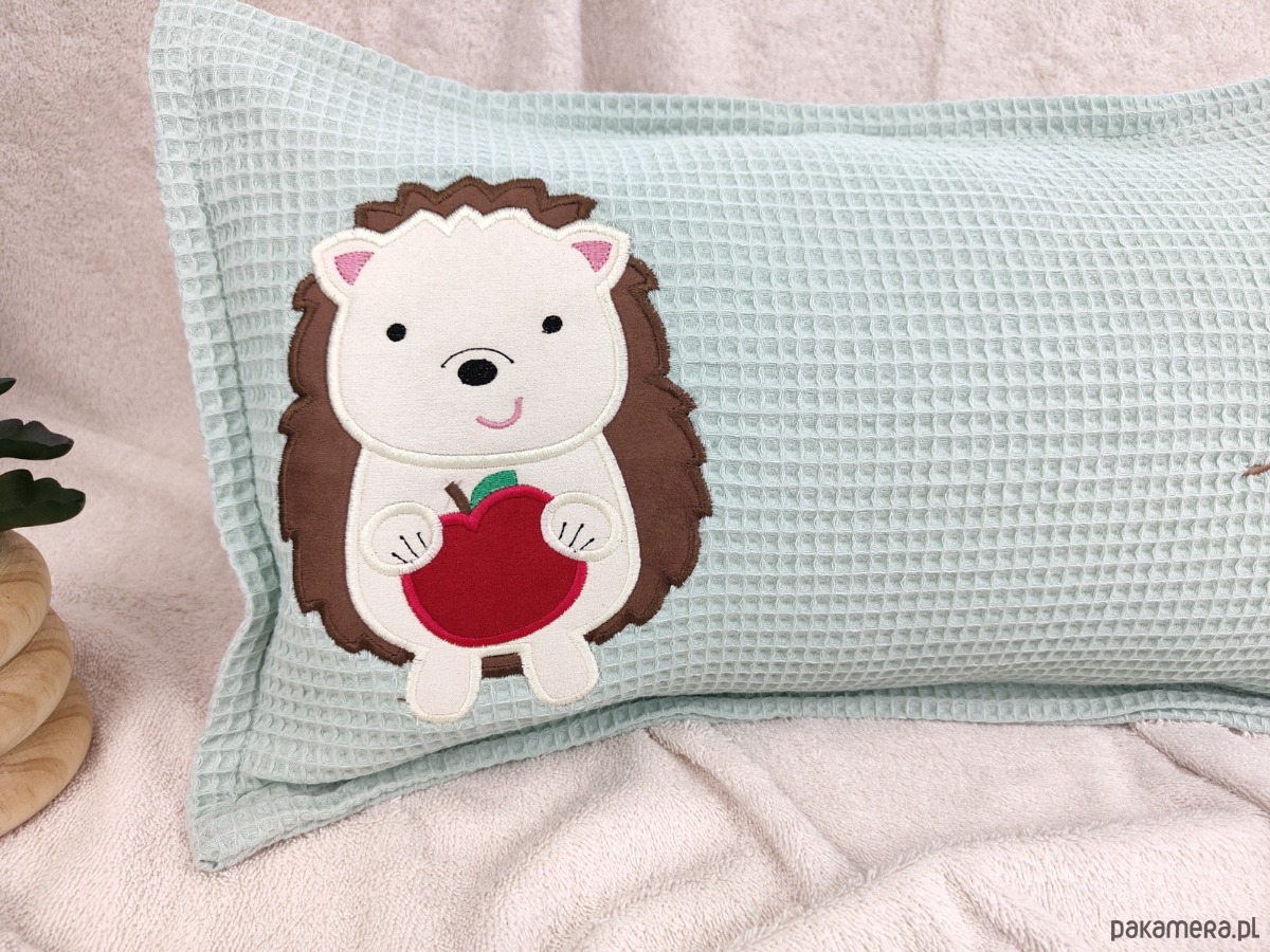 poduszki do pokoju dziecka Personalizowany prezent dla dziecka - imienna poduszka z jeżem 1