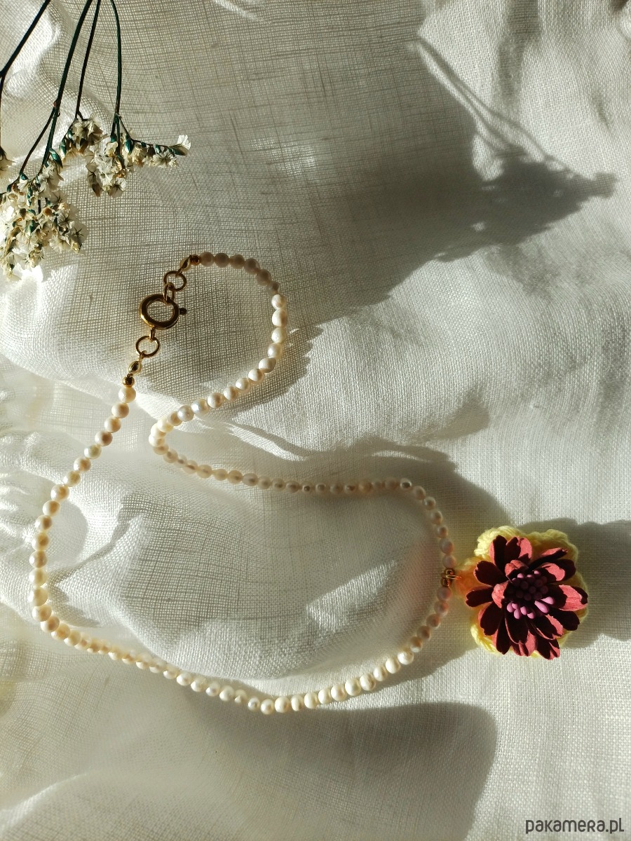 naszyjniki - inne Naszyjnik z pereł naturalnych i aplikacją - kwiatem 1