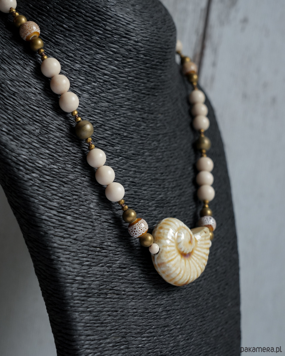 korale Okazały naszyjnik z muszlą ceramiczną 4