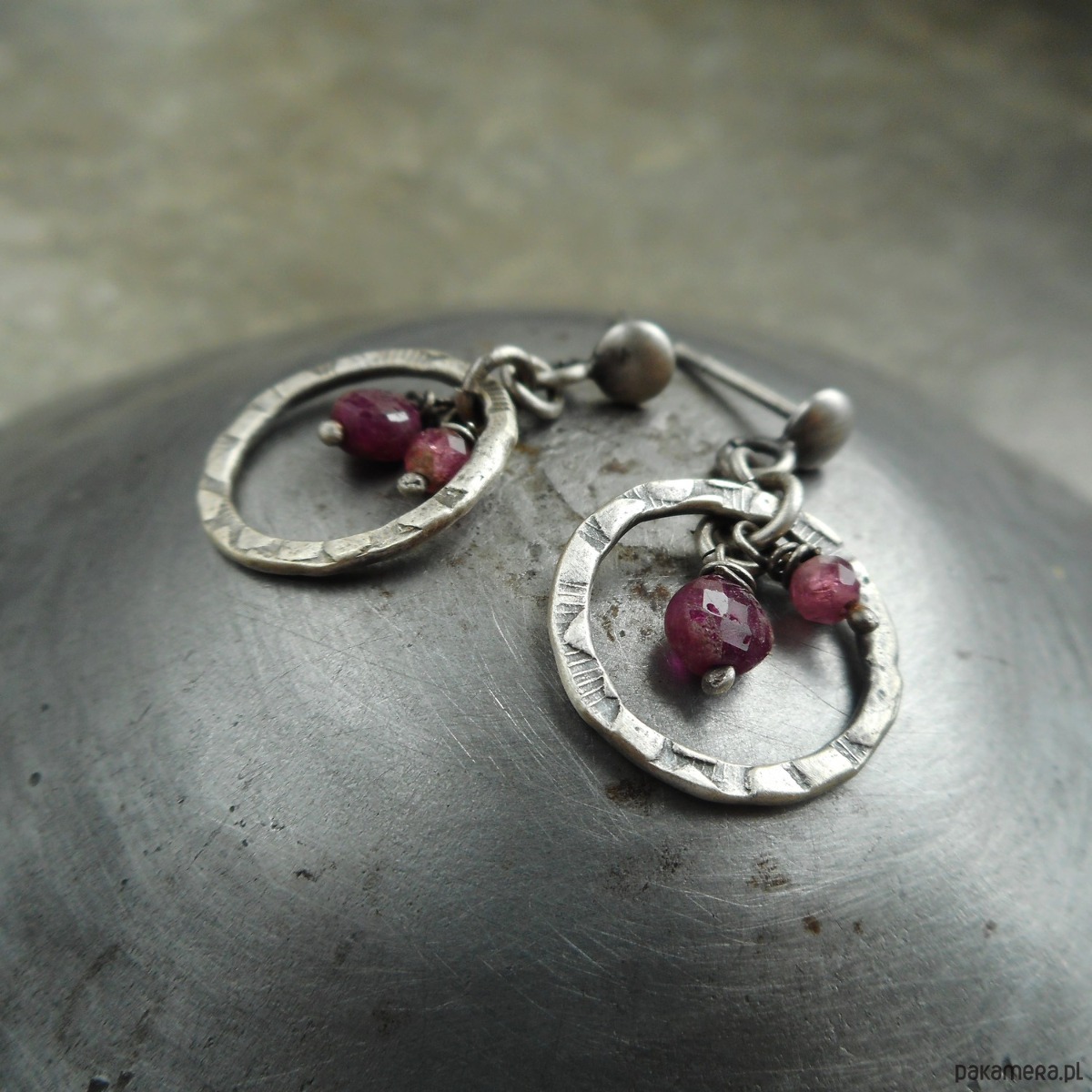 kolczyki z kamieniami Kółka z rubinem srebro 925 1