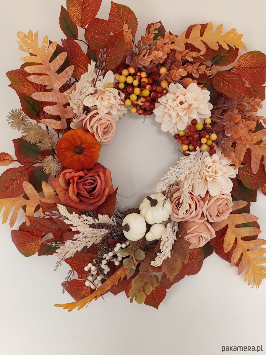 wianki Wianek jesienny z dynią i sztucznymi kwiatami, dekoracja drzwi 1