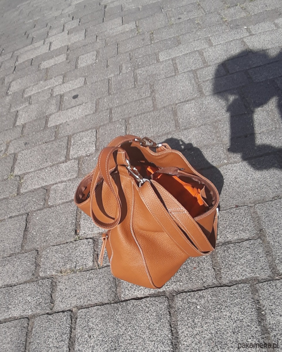 torby XXL Kamelowa zaokrąglona skórzana torba na ramię 1